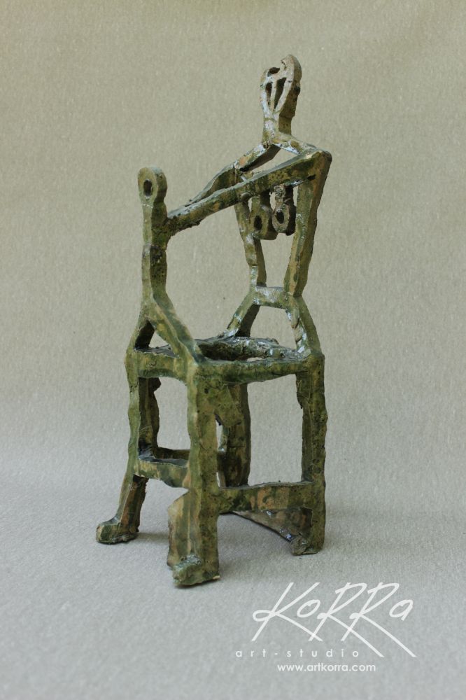 Radko Sergey, Žena na židli, 2015, spálená hlína, glazura, 37x10x14